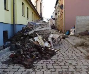 Ulic nie można było przejść, bo zalała je woda. Teraz tarasuje je zniszczony dobytek ludzi [WIDEO, ZDJĘCIA]