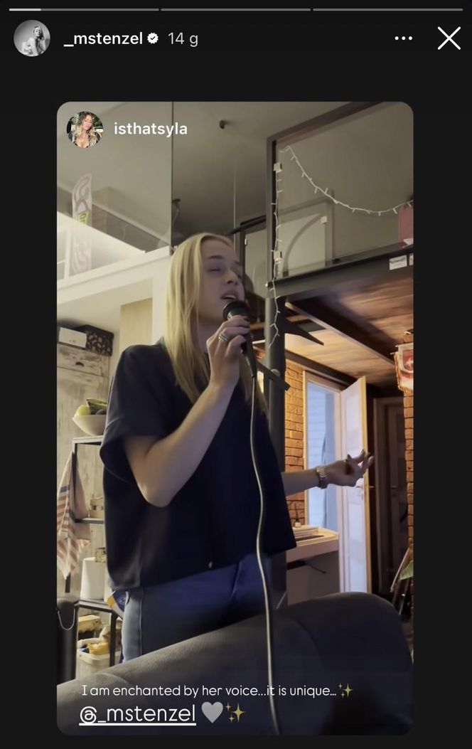 Maria Stenzel na karaoke