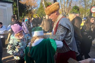 Rekordowy wynik kwesty na cmentarzu Rakowickim w Krakowie. Makłowicz: w puszce same banknoty