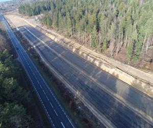 Pierwsze odcinki podbudowy bitumicznej i nawierzchni na obwodnicy Wąchocka