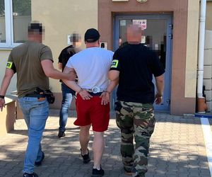 Sensacyjna akcja na Bielanach! Policja wpadła na posesję i znalazła arsenał. 41-latek spędzi lata za kratkami!