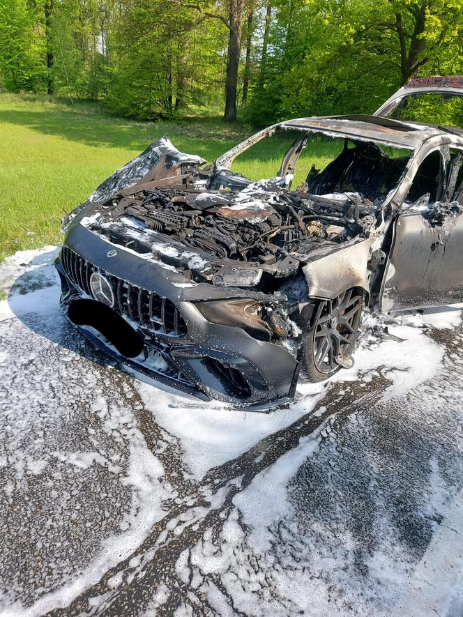 Pożar mercedesa w Lyskach. Auto całkowicie spłonęło