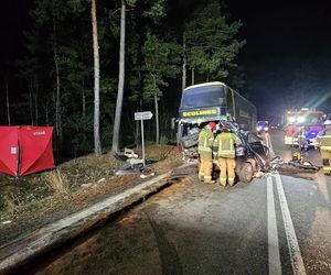 Toyota wbiła się w autobus. Młody kierowca nie żyje