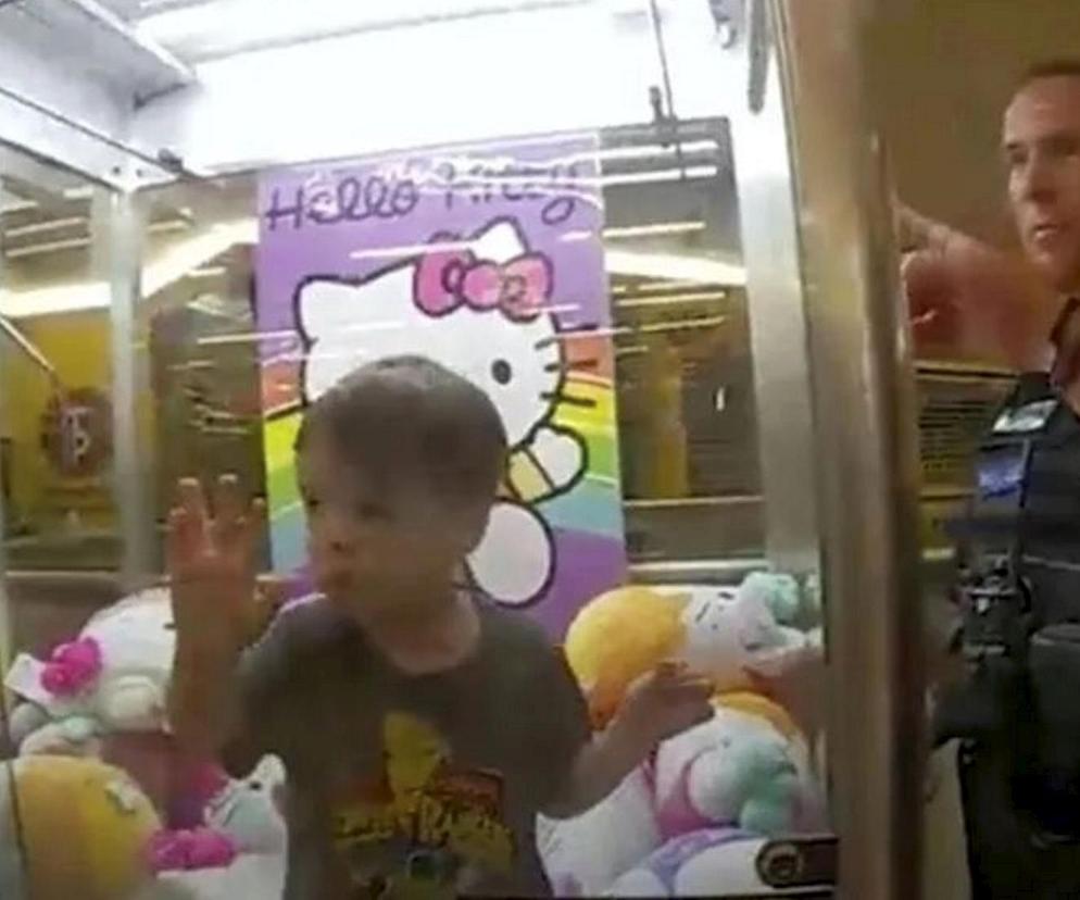 3-latek utknął w automacie zabawkami! Rodzice są zachwyceni