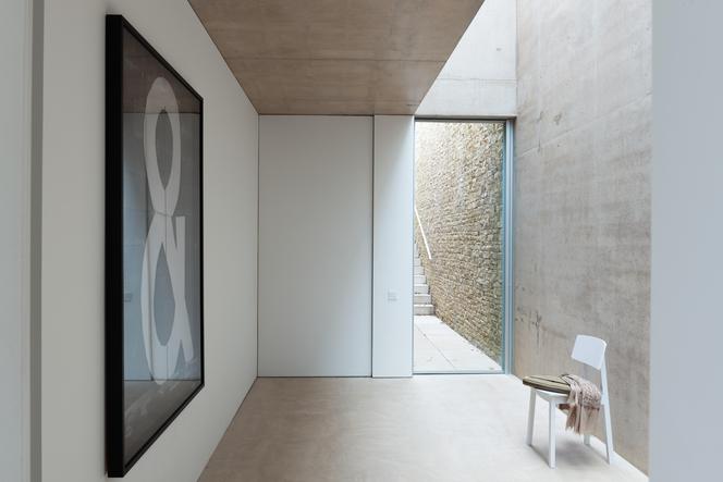 Sufit z surowego betonu w stylu minimalistycznym