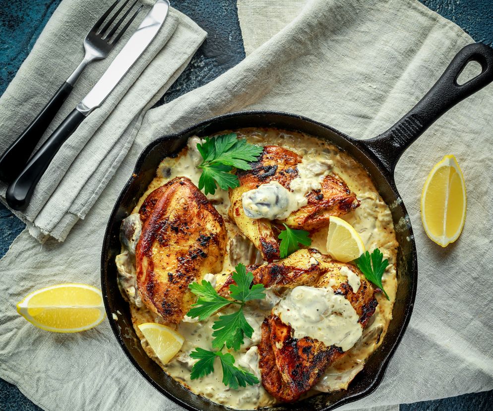 Filet z piersi kurczaka w sosie śmietanowo-pieczarkowym