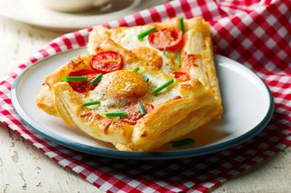Ciasto francuskie z jajkiem sadzonym - pyszne danie na niedzielne śniadanie