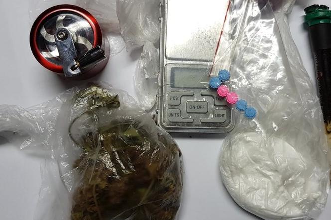 Policjanci zatrzymali 20-letniego dilera. W samochodzie znaleźli amfetaminę, marihuanę oraz tabletki ecstasy