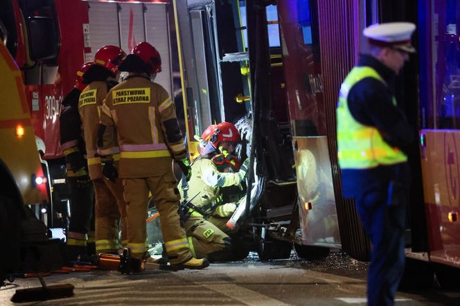Wypadek z udziałem autobusu i ciężarówki w Warszawie (23.10.2025)