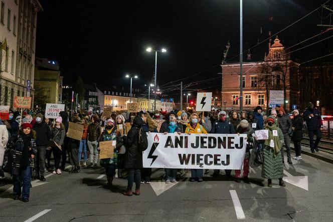 Ani jednej więcej! Protesty w Gdańsku i 80 innych miastach po śmierci pacjentki z Pszczyny