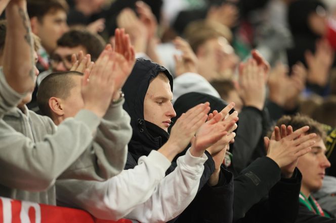 Kibice na trybunach Legii Warszawa na meczu z Dinamem