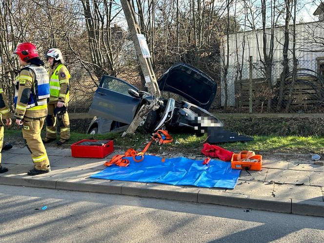 Huknął w słup i wpadł do rowu. Na miejscu lądował śmigłowiec ratunkowy