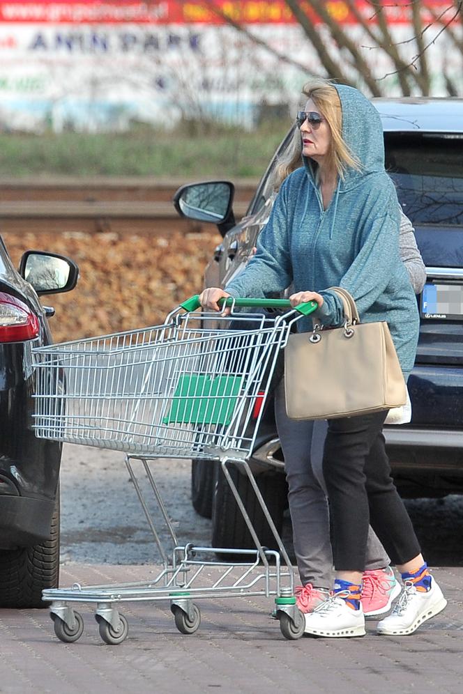 GRAŻYNA SZAPOŁOWSKA NA ZAKUPACH W CENTRUM OGRODNICZYM_1PUBL