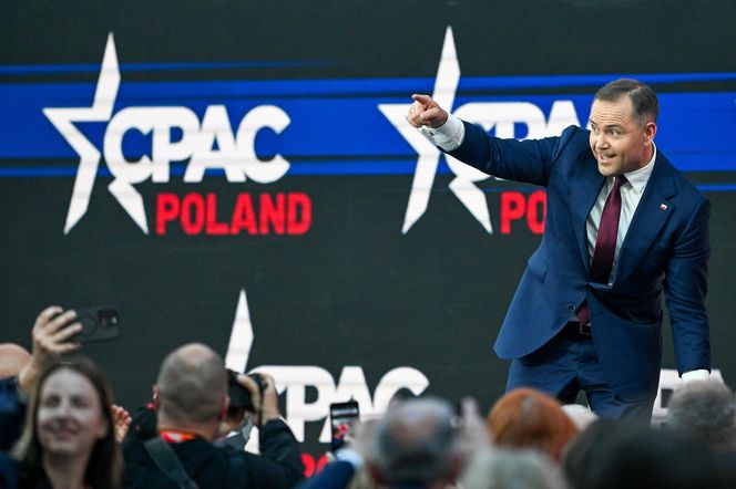 Jakimi samochodami jeżdżą kandydaci na prezydenta 2025? Sprawdziliśmy, co stoi w ich garażach!