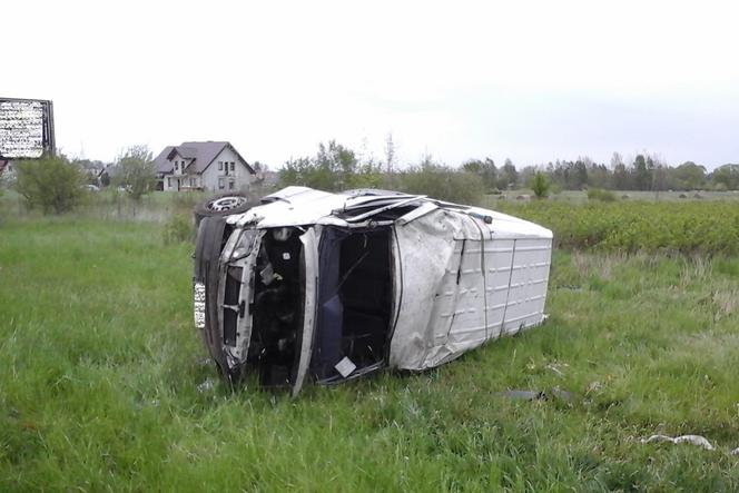 Bielsk Podlaski. Wypadek busa na DK 19. Dwóch pasażerów wyleciało z pojazdu [ZDJĘCIA]