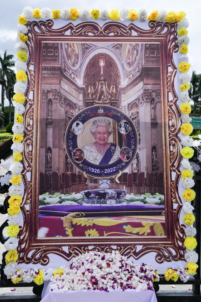 Pogrzeb królowej Elżbiety II. Tłumy przed Opactwem Westminsterskim