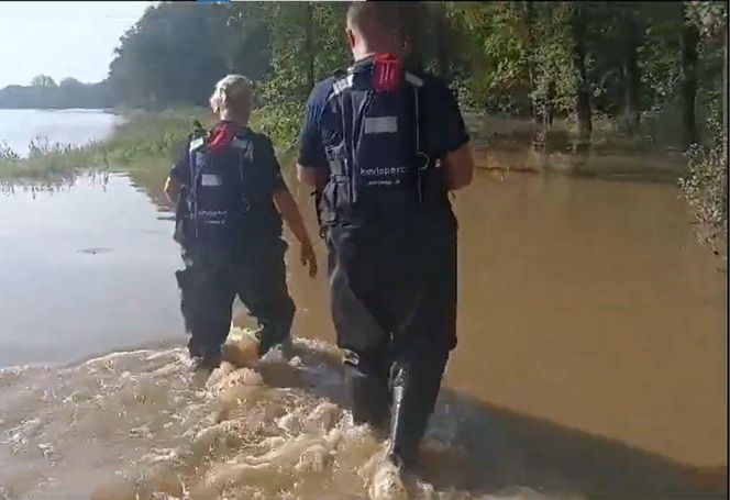 Bydgoscy policjanci pomagają mieszkańcom obszarów dotkniętych powodzią