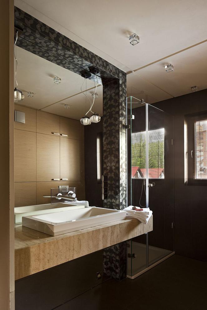 Nowoczesna kremowa łazienka z drewnianymi meblami
