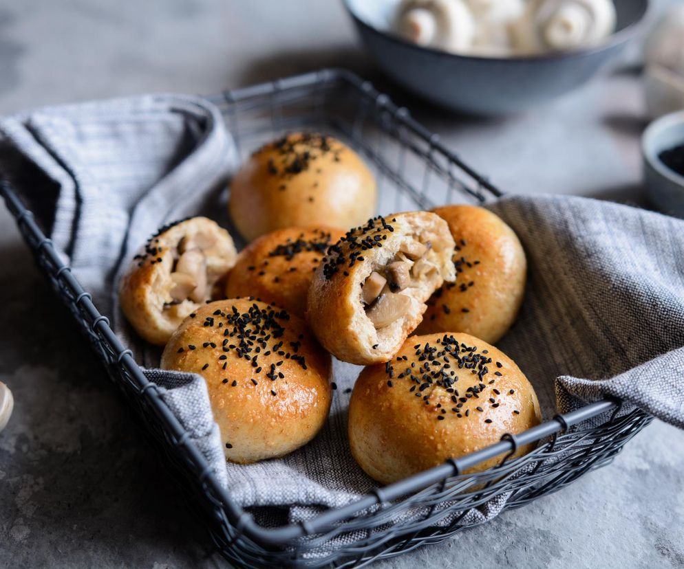 Te bułeczki to idealny pomysł na śniadanie czy lunch. Świetnie smakują nawet na zimno