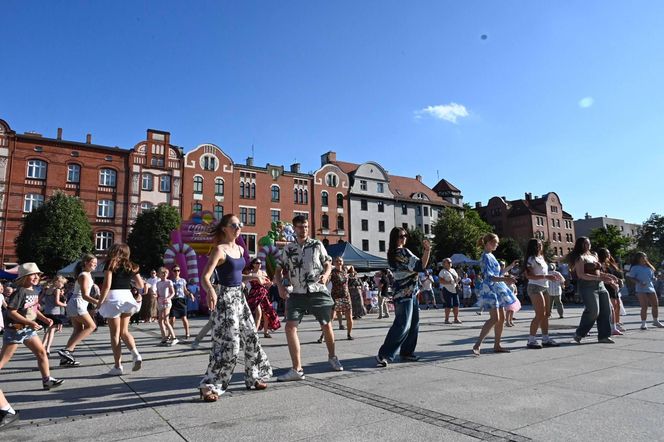 "Rudzko Potańcówka - jako bywało", czyli taneczne rytmy na rynku w Rudzie Śląskiej