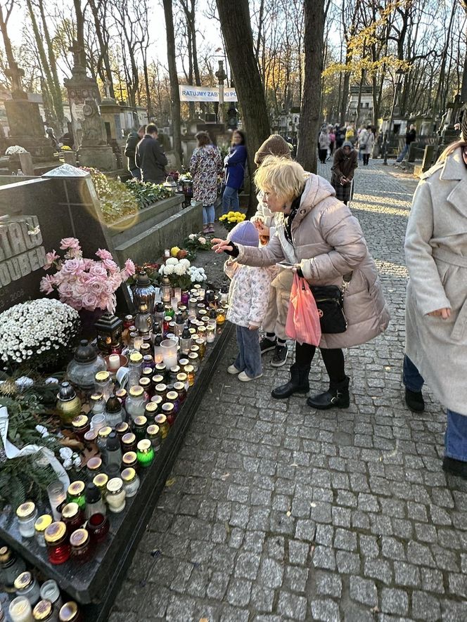 Magdalena Zawadzka na grobie Gustawa Holoubka