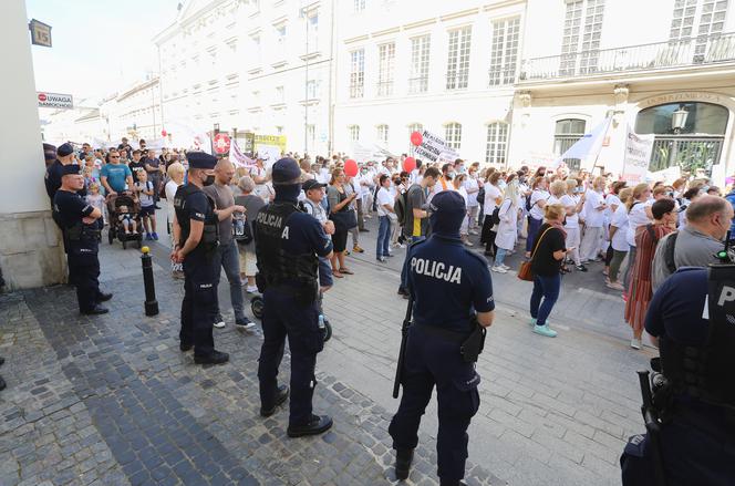 Protest pracowników służby zdrowia w Warszawie