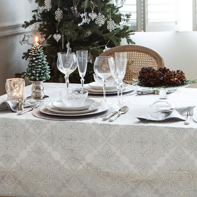 Nowoczesna dekoracja stołu na Boże Narodzenie