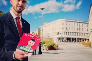 Kandydat Lewicy Grzegorz Janiczak całkowicie nago ubierał z chłopakiem świąteczne drzewko. Zdjęcie może zobaczyć każdy!