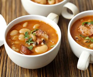 Zupa fasolowa na kiełbasie - idealna na chłody