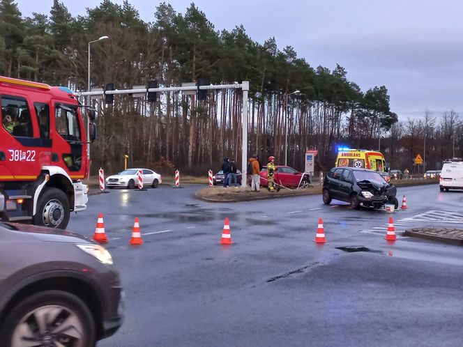 Nie ma świateł, jest kolizja. Zderzenie na dużym skrzyżowaniu w Lesznie