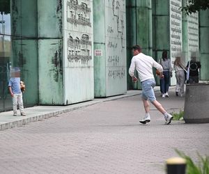 Filip Gurłacz na spacerze z żoną i synem. Nie zwalczył nałogu 