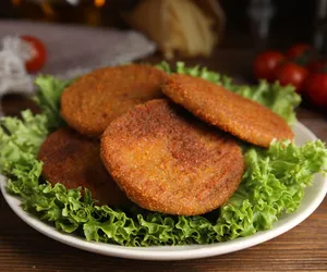 Podkręć smak kotletów z mortadeli. Przed smażeniem zanurz plastry w aromatycznym cieście