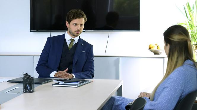 Barwy szczęścia, odc. 2164. Agata (Natalia Zambrzycka), jej nowy szef Artur Durski ( Maksymilian Rogacki)