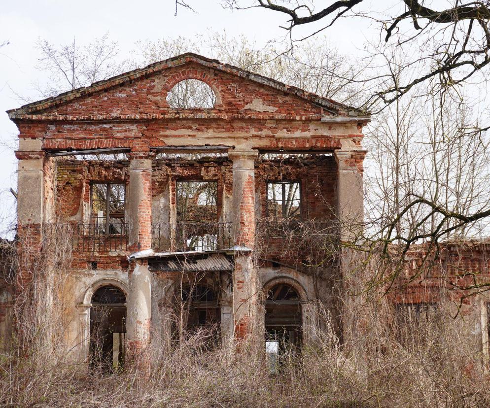 Ruiny zabytkowego dworu w Lewickich. Po dawnym budynku z XVI w. zostały zgliszcza i duchy