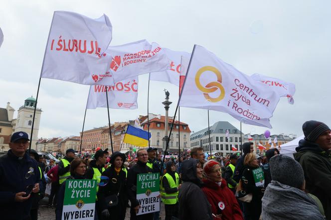 Ulicami Warszawy przeszedł Marsz dla Życia i Rodziny. Uczestnicy nieśli banery z napisem: "Mamo, pozwól mi żyć"