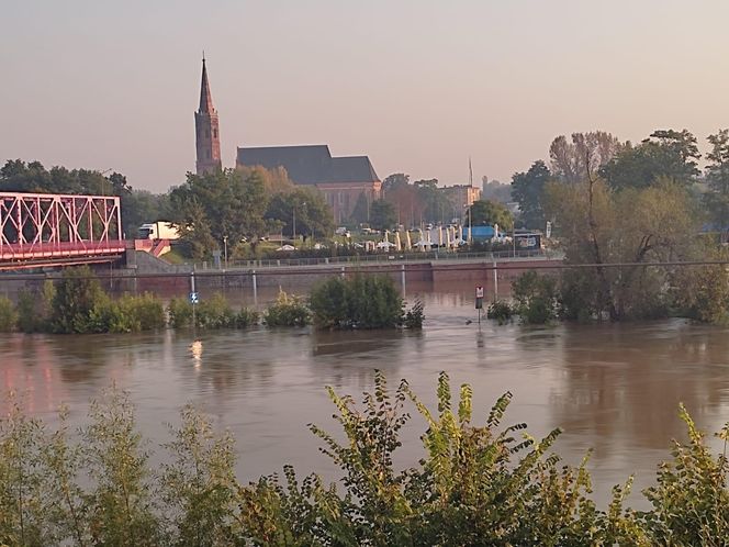 Strażacy z Wielkopolski jadą do zagrożonego powodzią Głogowa nad Odrą