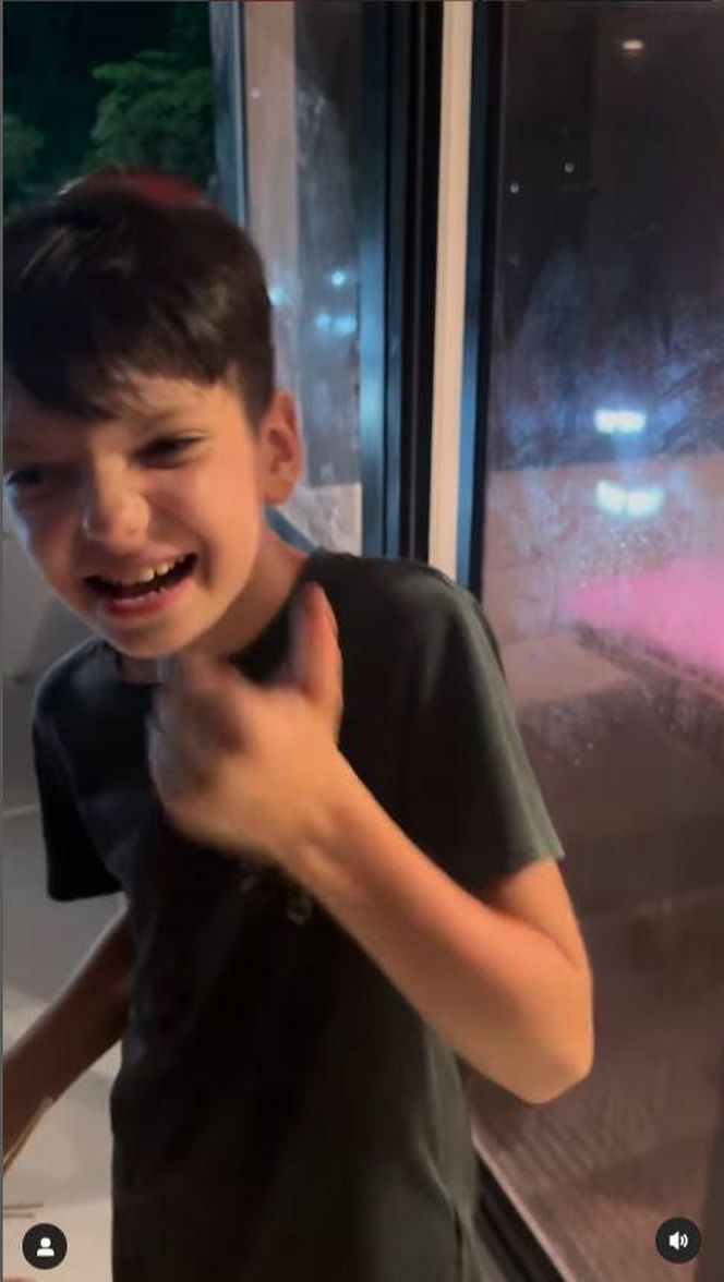 Egzotyka wg Rutkowskich. Krzysztof junior zajada robaki jak chipsy