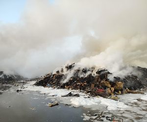 Strażacy walczyli z ogniem na składowisku odpadów w Bełżycach