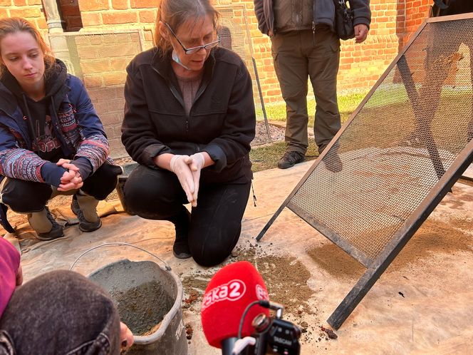 Pierwsze odkrycia w tajemniczej krypcie w Kazimierzu Biskupim