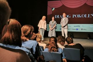 Dialog Pokoleń w Teatrze Miejskim w Lesznie. Seniorzy i młodzież razem na scenie i widowni