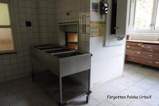 Lalka śpiąca w łóżku i urządzenia rehabilitacyjne. Co znajduje się w opuszczonym sanatorium przy polskiej granicy? [ZDJĘCIA]
