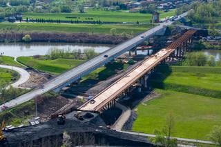 Tymczasowy most przejmie ruch z obiektu z lat 80. Trwa budowa przeprawy w Małopolsce