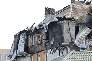 Blok przy ul. Powstańców w Ząbkach po pożarze