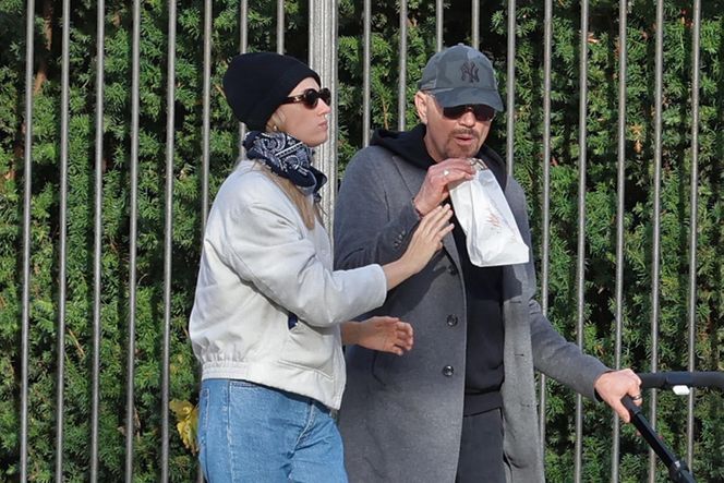 Krzysztof Ibisz z rodziną na spacerze