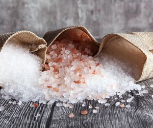 Wsypuje ten proszek do wody. Przesąd babci na odpędzanie pecha i przyciąganie bogactwa