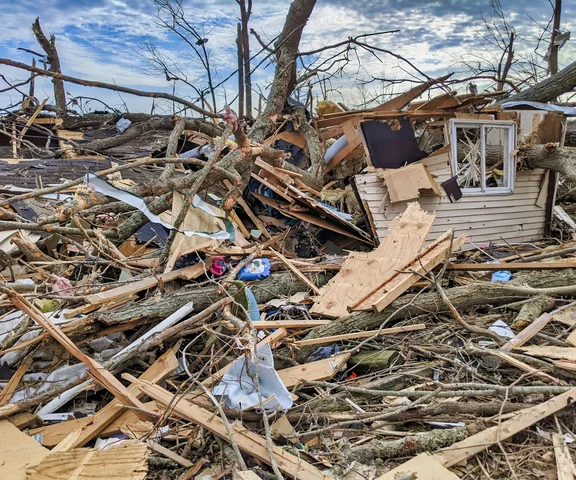 Tornado o prędkości 250 km/h spustoszyło południe. Jest wielu rannych