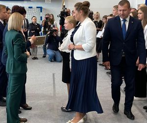 Pierwsza Dama uczciła z uczniami 100 lat od nadania imienia Stefana Batorego Szkole Podstawowej w Liwie