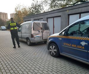 Myśleli, że to porzucony wrak. Okazało się, że kierowca szykuje się do jazdy!