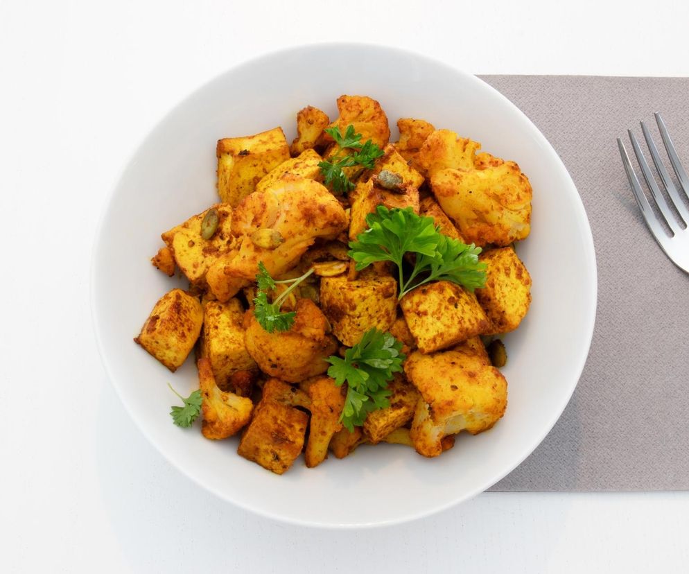 Aromatyczny kalafior z tofu przygotujesz raz-dwa. Najlepszy sposób na obiad w ciągu tygodnia