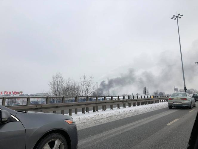 Pożar na Bałutach! Ogień w hali, w której składują podpałkę do grilla!